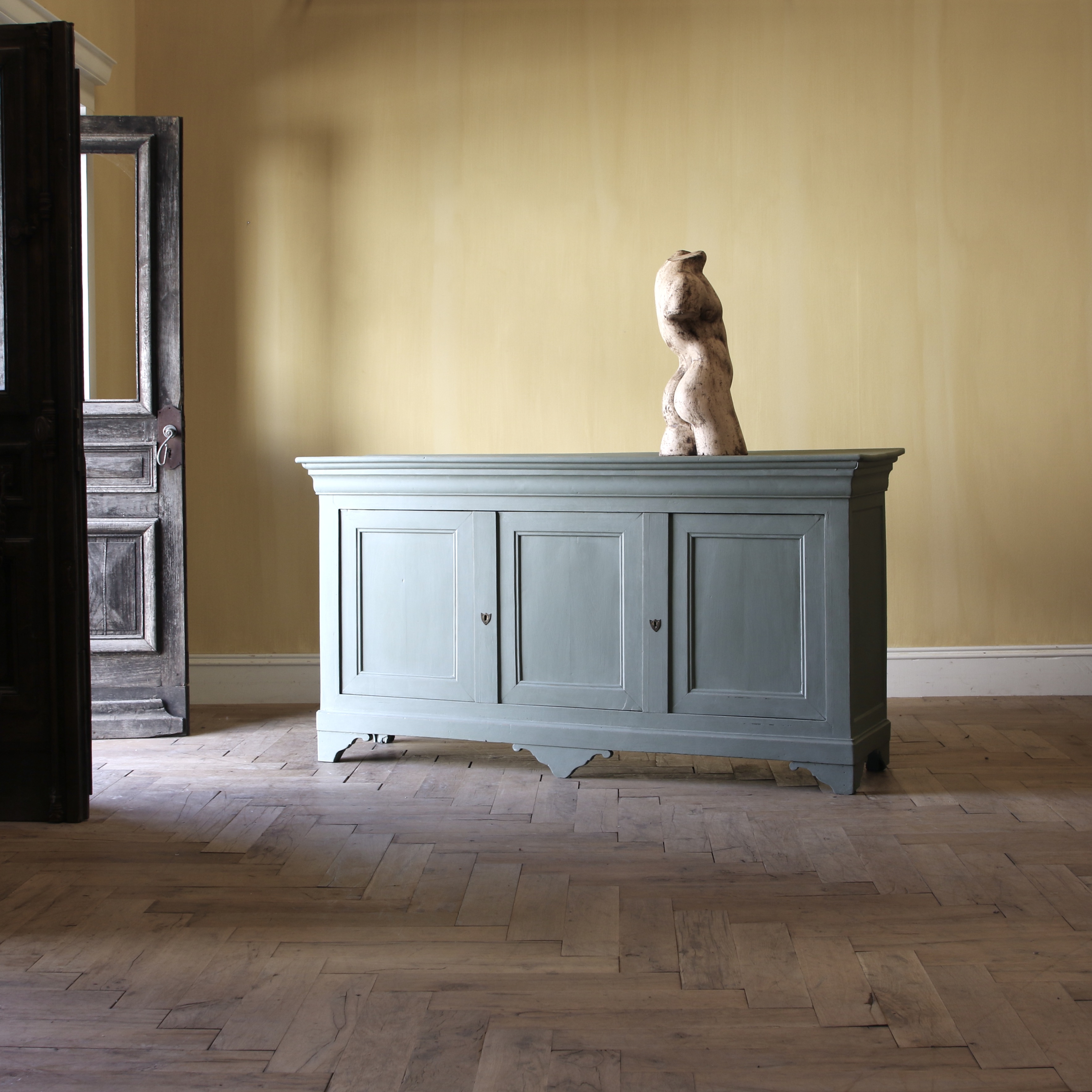 156-16 - Louis Philippe Dresser Base